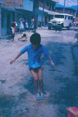 Niño jugando en calle de la iguana
CEHAP, ATT-PHP, 1987
Palabras clave: BARRIOS INFORMALES CALLES LA IGUANA