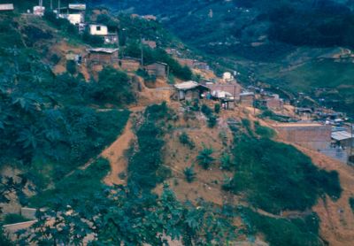 Viviendas construidas en laderas
CEHAP, 1987, AT-PHP
Palabras clave: OCHO DE MARZO ZONAS DE RIESGO