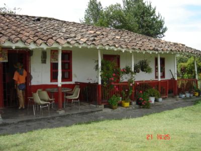 Fachada principal de Fonda del Corregimiento de Santa Elena
2005
Palabras clave: VIVIENDA RURAL SANTA ELENA
