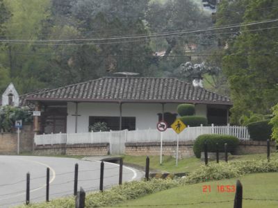 Vivienda campesina sobre via principal en Santa Elena
2005
Palabras clave: VIVIENDA RURAL SANTA ELENA