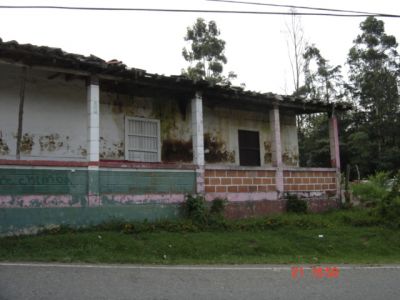 Vivienda campesina sobre via principal en Santa Elena
2005
Palabras clave: VIVIENDA RURAL SANTA ELENA