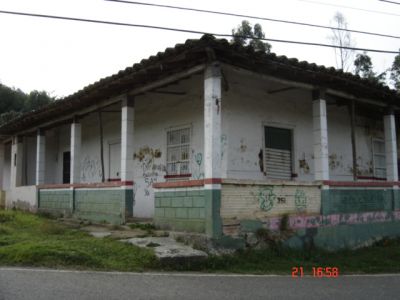 Vivienda campesina sobre via principal en Santa Elena
2005
Palabras clave: VIVIENDA RURAL SANTA ELENA