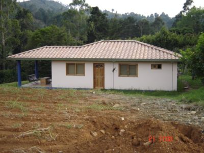 Vivienda campesina con tejas de barro
2005
Palabras clave: VIVIENDA RURAL SANTA ELENA