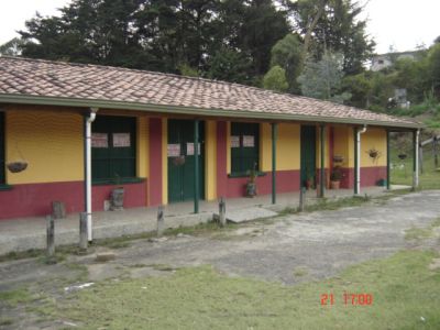Vivienda campesina techo de barro
2005
Palabras clave: VIVIENDA RURAL SANTA ELENA