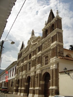 Detalle lateral deL Templo de Santa Barbara en Santa fe Antioquia
Palabras clave: IGLESIAS SANTAFE DE ANTIOQUIA