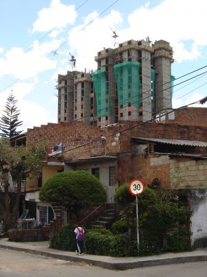 Construccion de urbanizacion en Loma de los Bernal
Cehap, 2006
Palabras clave: CONSTRUCCION VIS MEDELLIN VIVIENDA EN ALTURA