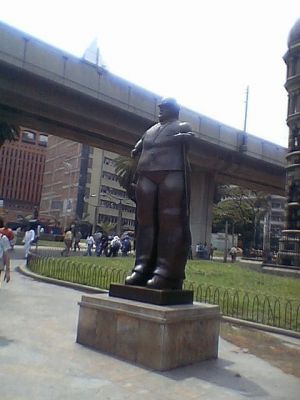 Hombre vestido. Escultura Plaza Botero
2004
Palabras clave: PLAZA BOTERO CENTRO MEDELLIN ARTE URBANO