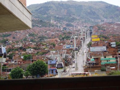 Vista de la zona nororiental desde el metrocable de Santo Domingo
Johnson Lopez, 2005
Palabras clave: BARRIOS MEDELLIN