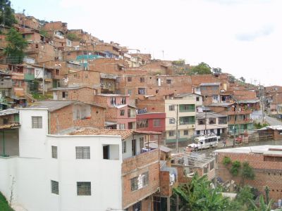 Fachadas de viviendas del barrio Santo Domingo desde el Metrocable
2005
Palabras clave: BARRIOS MEDELLIN VIVIENDA