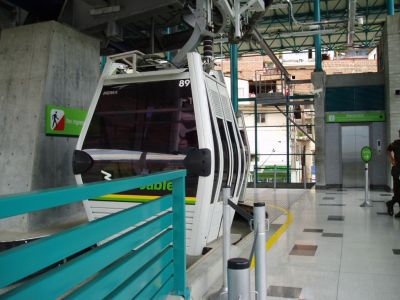 Ingreso de cabina del metrocable a la plataforma de la estacion Santo Domingo
Johnson Lopez, 2005
Palabras clave: TRANSPORTE MEDELLIN