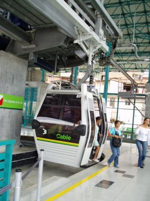 Pasajeros descendiendo de cabina del Metrocable
Johnson Lopez, 2005
Palabras clave: TRANSPORTE MEDELLIN