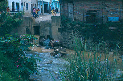 Viviendas al borde de Quebrada barrio Los Caunces
Cehap 1982




Palabras clave: BARRIO LOS CAUNCES MEDELLIN ZONAS DE RIESGO