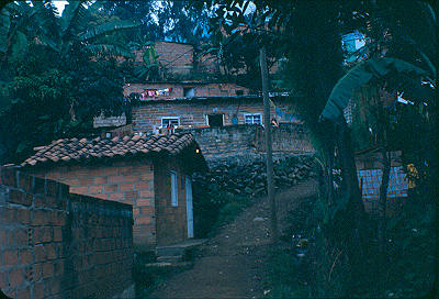 Viviendas en pendiente Los Caunces
Cehap 1982




Palabras clave: BARRIO LOS CAUNCES MEDELLIN
