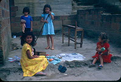Ninos jugando al frente de sus casas en Los Caunces
Cehap 1982




Palabras clave: BARRIO LOS CAUNCES MEDELLIN
