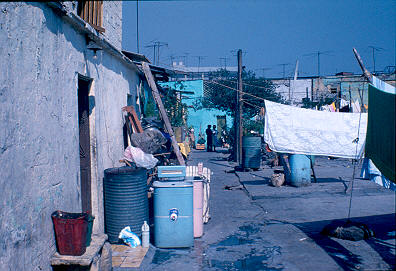 Tendedero de ropa al frente de la vivienda en el Barrio Tepito Mexico
CENVI 1984




Palabras clave: TEPITO MEXICO