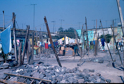 tendedero de ropa al frente de la vivienda en el Barrio Tepito Mexico
CENVI 1984




Palabras clave: TEPITO MEXICO