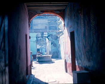 Pasillo entre viviendas en el barrio Tepito, Mexico
CENVI 1984




Palabras clave: TEPITO MEXICO