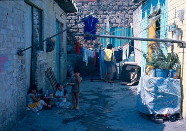 Callejon, pasillo entre viviendas en Barrio Tepito, Mexico
CENVI 1984




Palabras clave: TEPITO MEXICO CALLEJONES