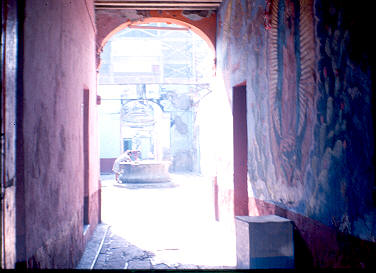Pasillo entre viviendas en el barrio Tepito, Mexico
CENVI 1984




Palabras clave: TEPITO MEXICO