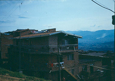 Vivienda de tres plantas en pendiente Barrio Comuna Nororiental
Cehap 1982




Palabras clave: BARRIO COMUNA NORORIENTAL