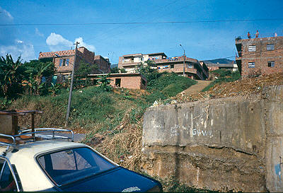 Viviendas en pendiente Barrio Comuna Nororiental
Cehap 1982




Palabras clave: BARRIO COMUNA NORORIENTAL