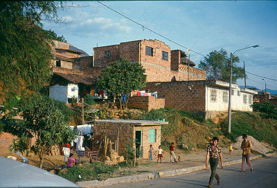 Fachada de viviendas Barrio Comuna Nororiental
Cehap 1982




Palabras clave: BARRIO COMUNA NORORIENTAL