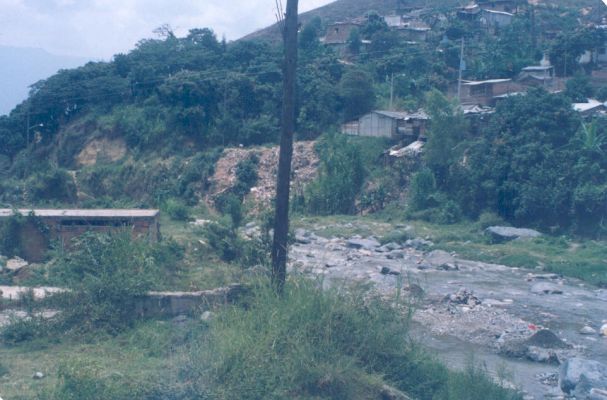 Cauce de quebrada y lotes de casas demolidas Barrio La iguana
Cehap 1988




Palabras clave: ZONA DE ALTO RIESGO BARRIO LA IGUANA