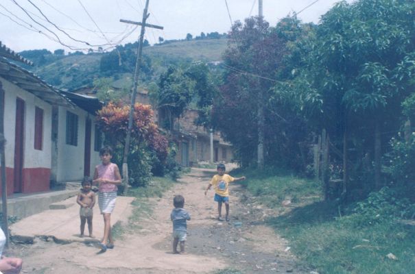 Calle principal ribera del rio fuente clara Barrio La iguana
Cehap 1988




Palabras clave: ZONA DE ALTO RIESGO BARRIO LA IGUANA