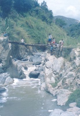 Construccion puente en madera sobre la Quebrada La iguana
Cehap 1988




Palabras clave: ZONA DE ALTO RIESGO BARRIO LA IGUANA