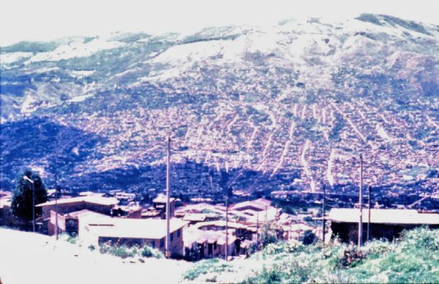 Vista desde el barrio Doce de Octubre del trazado del Barrio Popular
CEHAP
PEVAL, 1985
Palabras clave: BARRIO POPULAR