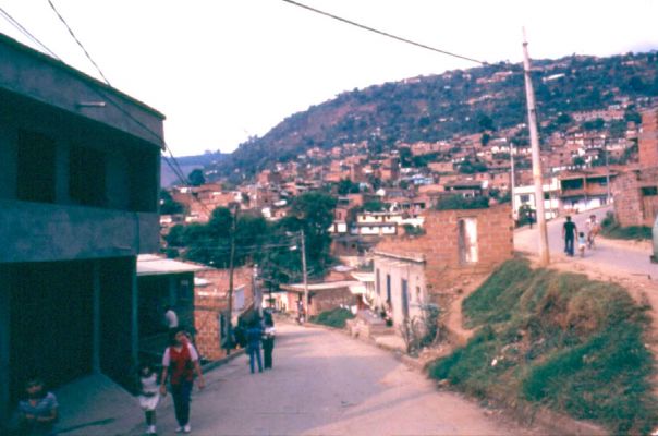 Vista parcial del Barrio Popular
Cehap
PEVAL, 1985
Palabras clave: BARRIO POPULAR