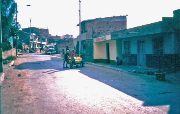 Una via principal en el barrio Popular
CEHAP
PEVAL, 1985
Palabras clave: ACCESOS