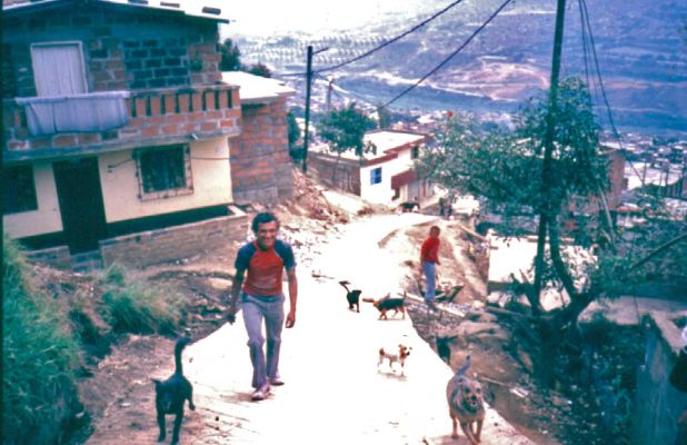 Via secundaria de acceso en el barrio Popular
CEHAP
PEVAL, 1985
Palabras clave: ACCESOS