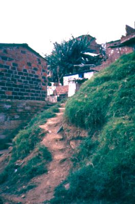 Escalinata rudimentaria de acceso a las viviendas
CEHAP
PEVAL, 1985
Palabras clave: ACCESOS SENDEROS