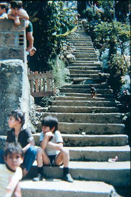 Niños en escalas en pendiente, de acceso a las viviendas en Los Caunces Medellin
Cehap 1982




Palabras clave: BARRIO LOS CAUNCES MEDELLIN ESCALERAS