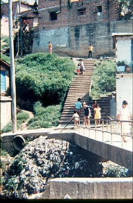 Puente sobre quebrada Los Caunces 
Cehap 1982




Palabras clave: BARRIO LOS CAUNCES