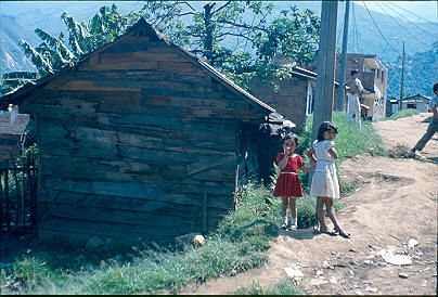Niños habitantes de viviendas subnormales Los Caunces Medellin
CEHAP 1982




Palabras clave: BARRIO LOS CAUNCES MEDELLIN TUGURIOS