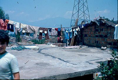 Terraza de vivienda utilizada como tendedero de ropa Los Caunces
Cehap 1982




Palabras clave: BARRIO LOS CAUNCES MEDELLIN