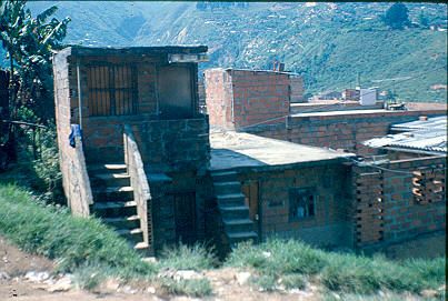 Viviendas en obra negra y sin terminar de construir Los Caunces 
Cehap 1982




Palabras clave: BARRIO LOS CAUNCES MEDELLIN
