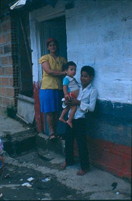 Familia habitantes de vivienda en barrio Los Caunces
Cehap 1982




Palabras clave: BARRIO LOS CAUNCES MEDELLIN