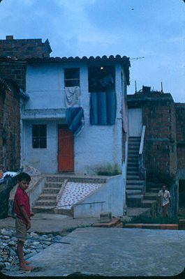 Fachada de viviendas subnormales Los Caunces Medellin
Cehap 1982




Palabras clave: BARRIO LOS CAUNCES MEDELLIN