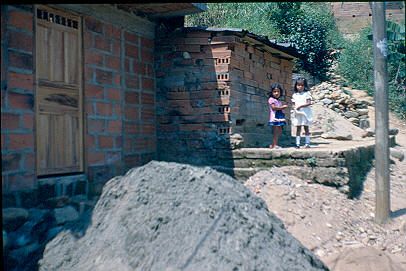 Material de construccion en afueras viviendas Los Caunces Medellin
Cehap 1982




Palabras clave: BARRIO LOS CAUNCES MEDELLIN AUTOCONSTRUCCION