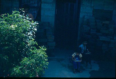 Nino afuera de vivienda Los Caunces
Cehap 1982




Palabras clave: BARRIO LOS CAUNCES MEDELLIN