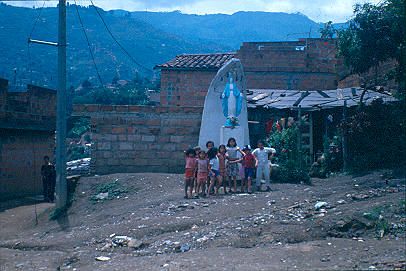 Altar a la Virgen en calle del barrio Los Caunces
CEHAP 1982




Palabras clave: BARRIO LOS CAUNCES MEDELLIN