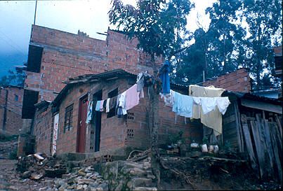 Tendedero de ropa en el frente de la vivienda barrio Los Caunces
Cehap 1982




Palabras clave: BARRIO LOS CAUNCES MEDELLIN