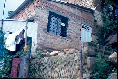 Vivienda construida sobre talud en Los Caunces
Cehap 1982




Palabras clave: BARRIO LOS CAUNCES MEDELLIN ZONAS DE RIESGO VULNERABILIDAD