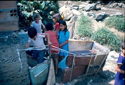 Ninos jugando en vivienda cerca a la quebrada Los Caunces
Cehap 1982




Palabras clave: BARRIO LOS CAUNCES MEDELLIN ZONAS DE RIESGO