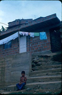 Tendedero de ropa frente a vivienda, barrio Los Caunces
CEHAP 1982




Palabras clave: BARRIO LOS CAUNCES MEDELLIN