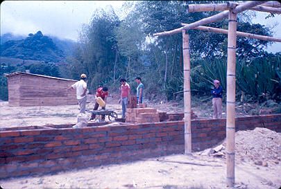 Levantamientos de muros de vivienda
Carlos Henao 1982 




Palabras clave: AUTOCONSTRUCCION PEREIRA ORGANIZACION DE DESTECHADOS CAMILO TORRES