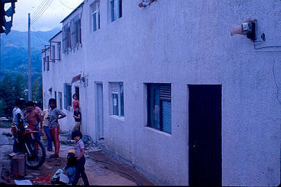 Fachada de viviendas. Prefabricación Pereira. Organización de destechados Camilo Torres
Carlos Henao 1982 




Palabras clave: PREFABRICACION PEREIRA ORGANIZACION DE DESTECHADOS CAMILO TORRES